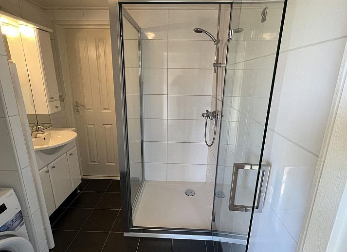 Sonnige Terrasse mit blauen Kissen im Ferienhaus VZ808 in Breskens, Zeeuws-Vlaanderen.