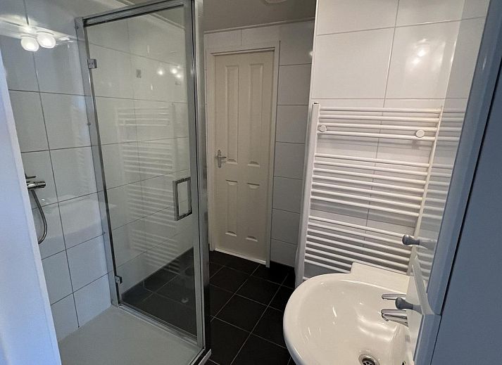 Sonnige Terrasse mit blauen Kissen im Ferienhaus VZ808 in Breskens, Zeeuws-Vlaanderen.