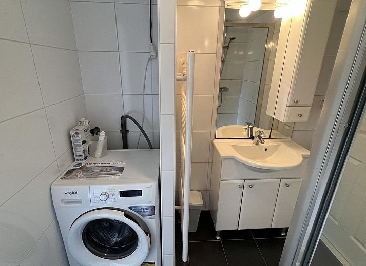 Sonnige Terrasse mit blauen Kissen im Ferienhaus VZ808 in Breskens, Zeeuws-Vlaanderen.