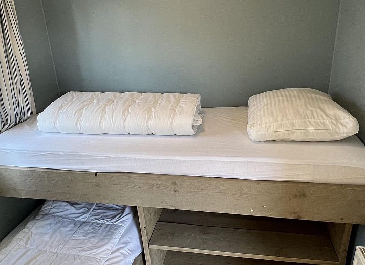 Vorderansicht von VZ808 Ferienhaus in Breskens mit gruenem Zaun, Zeeland.