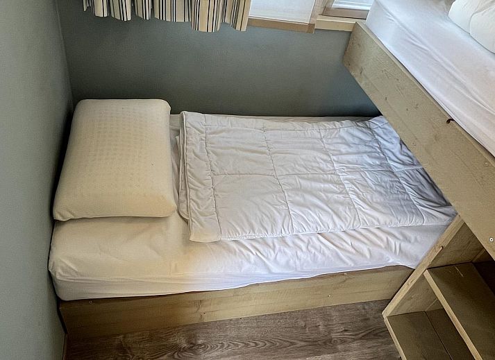 Vorderansicht von VZ808 Ferienhaus in Breskens mit gruenem Zaun, Zeeland.