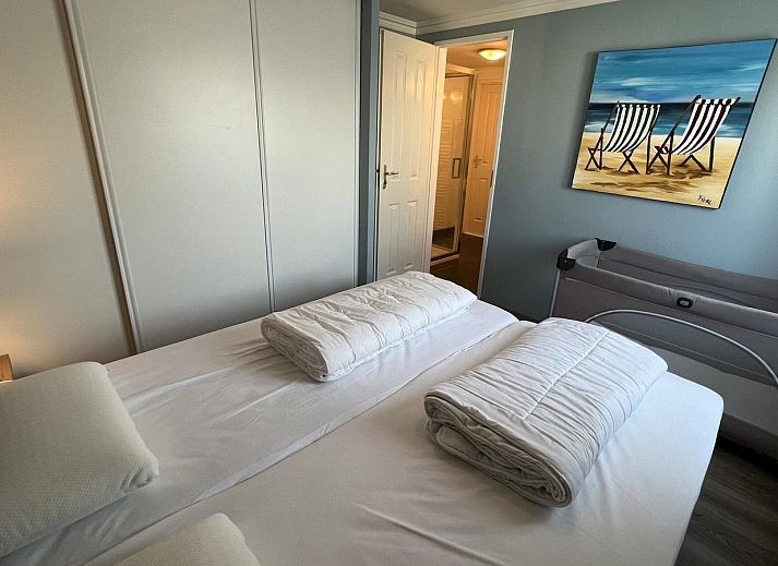 Vorderansicht von VZ808 Ferienhaus in Breskens mit gruenem Zaun, Zeeland.