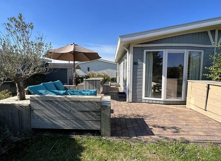 Geraeumiges Wohnzimmer des modern eingerichteten Ferienhauses VZ808 in Breskens, Zeeland.