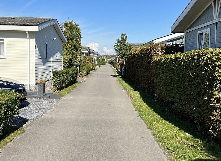 Geraeumiges Wohnzimmer des modern eingerichteten Ferienhauses VZ808 in Breskens, Zeeland.