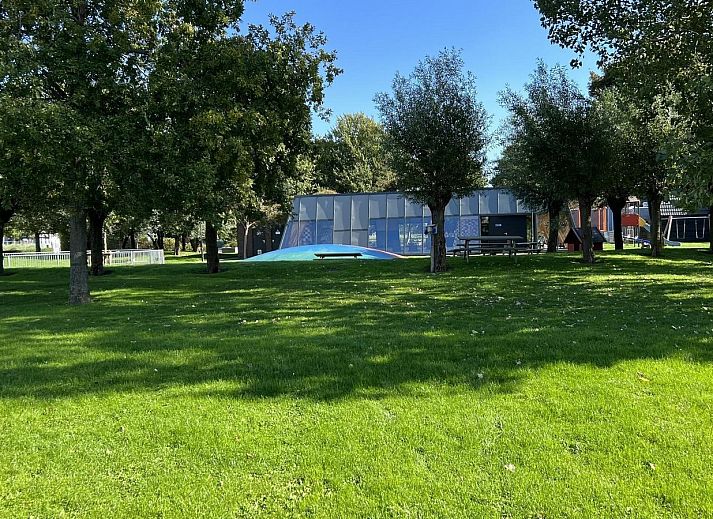 Geraeumiges Wohnzimmer des modern eingerichteten Ferienhauses VZ808 in Breskens, Zeeland.