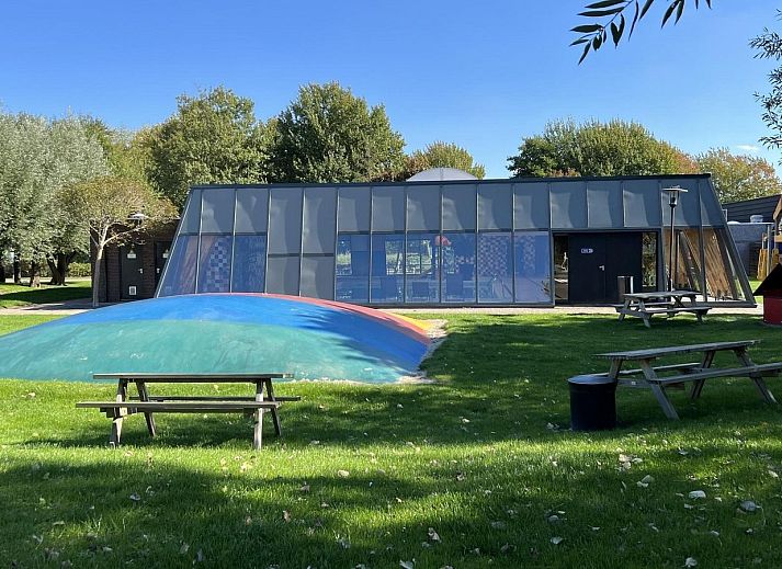 Geraeumiges Wohnzimmer des modern eingerichteten Ferienhauses VZ808 in Breskens, Zeeland.