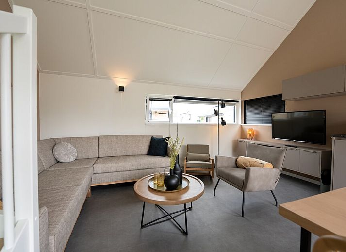 Koosvilla Luxe 4+2 in Breskens, Zeeuws-Vlaanderen bietet ein modernes Ferienhaus mit einer grossen Terrasse neben einem Holzspielplatz.