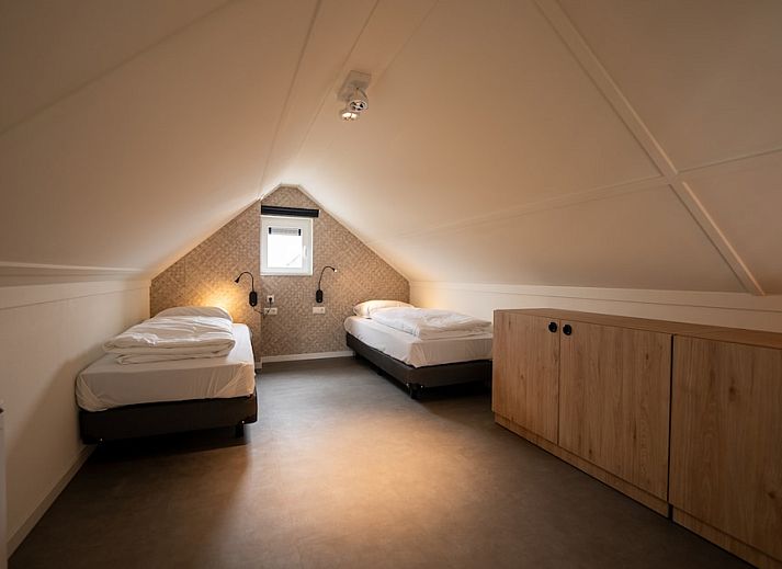 Stilvolles Wohnzimmer der Koosvilla Luxe 4+2 in Breskens, Zeeuws-Vlaanderen. Gemuetliches Ferienhaus mit moderner Einrichtung und geraeumiger Sitzecke.