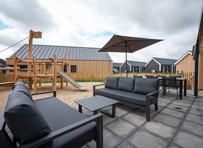 Stilvolles Wohnzimmer der Koosvilla Luxe 4+2 in Breskens, Zeeuws-Vlaanderen. Gemuetliches Ferienhaus mit moderner Einrichtung und geraeumiger Sitzecke.