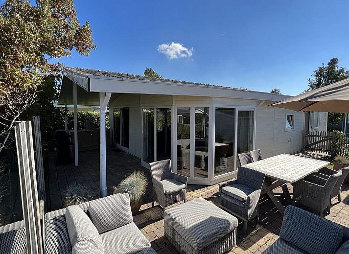 Geniessen Sie die Sonne auf der grossen Terrasse von VZ807 Ferienhaus Breskens in Zeeuws-Vlaanderen, Zeeland.