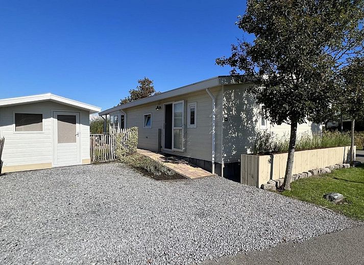 Geniessen Sie die Sonne auf der grossen Terrasse von VZ807 Ferienhaus Breskens in Zeeuws-Vlaanderen, Zeeland.