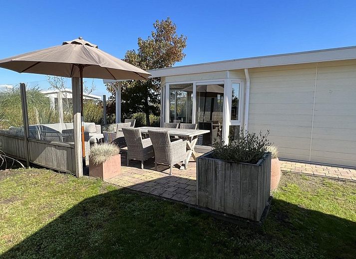 Geniessen Sie die Sonne auf der grossen Terrasse von VZ807 Ferienhaus Breskens in Zeeuws-Vlaanderen, Zeeland.