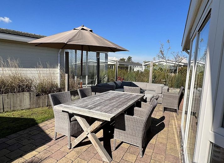 Geniessen Sie die Sonne auf der grossen Terrasse von VZ807 Ferienhaus Breskens in Zeeuws-Vlaanderen, Zeeland.