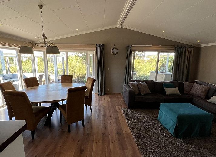 Entspannen Sie sich auf der Terrasse von VZ807 Holiday home Breskens, umgeben von der Natur von Zeeuws-Vlaanderen.