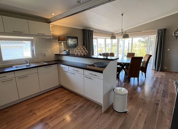 Entspannen Sie sich auf der Terrasse von VZ807 Holiday home Breskens, umgeben von der Natur von Zeeuws-Vlaanderen.