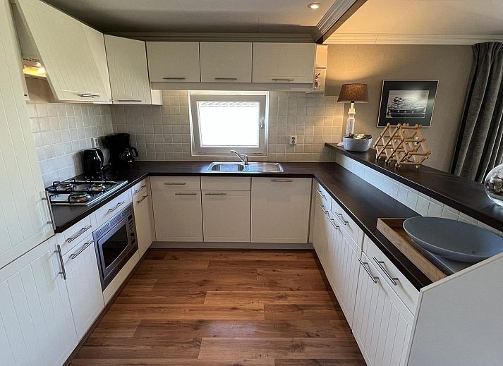 Entspannen Sie sich auf der Terrasse von VZ807 Holiday home Breskens, umgeben von der Natur von Zeeuws-Vlaanderen.