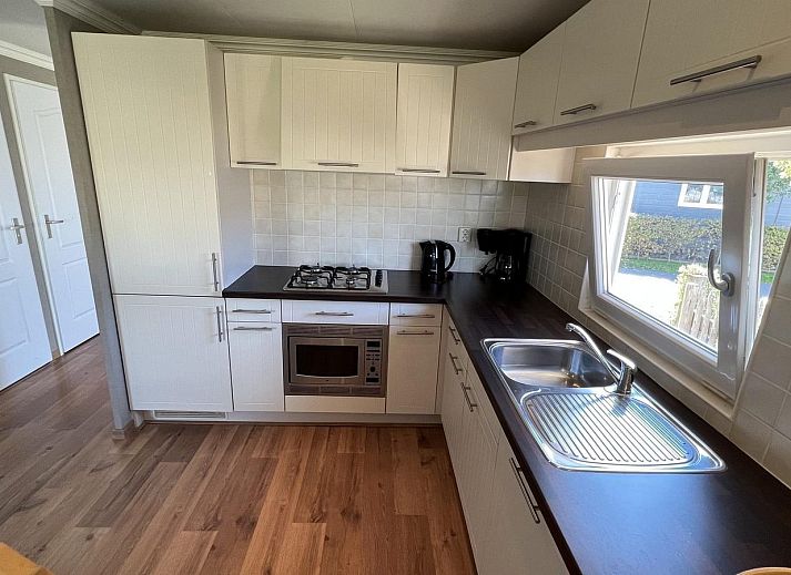 Entspannen Sie sich auf der Terrasse von VZ807 Holiday home Breskens, umgeben von der Natur von Zeeuws-Vlaanderen.