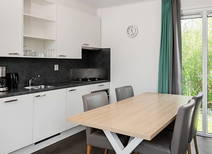 Stijlvolle woonkamer van Lodge 4B in Breskens, Zeeuws-Vlaanderen, met moderne inrichting en comfortabele zitruimte.