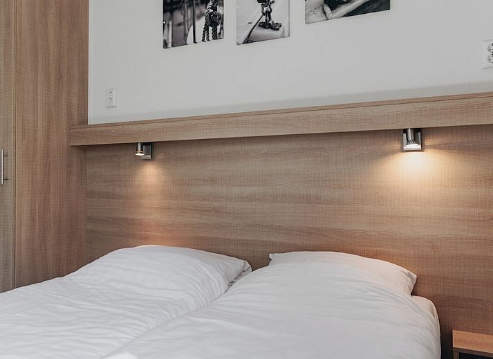 Stijlvolle woonkamer van Lodge 4B in Breskens, Zeeuws-Vlaanderen, met moderne inrichting en comfortabele zitruimte.