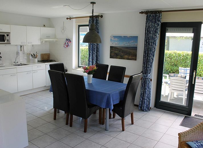 VZ967 Ferienhaus in Breskens, grosse Terrasse mit Gartenmoebeln in Zeeuws-Vlaanderen, Zeeland.