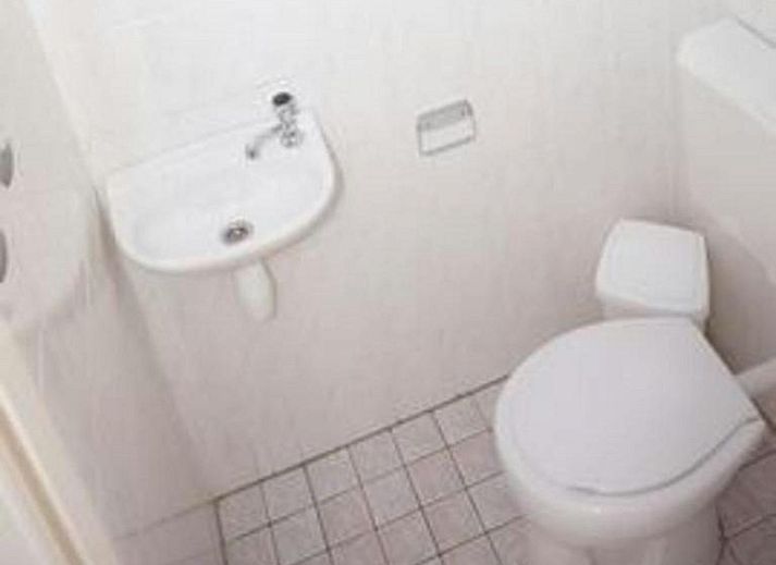 VZ967 Ferienhaus in Breskens, grosse Terrasse mit Gartenmoebeln in Zeeuws-Vlaanderen, Zeeland.