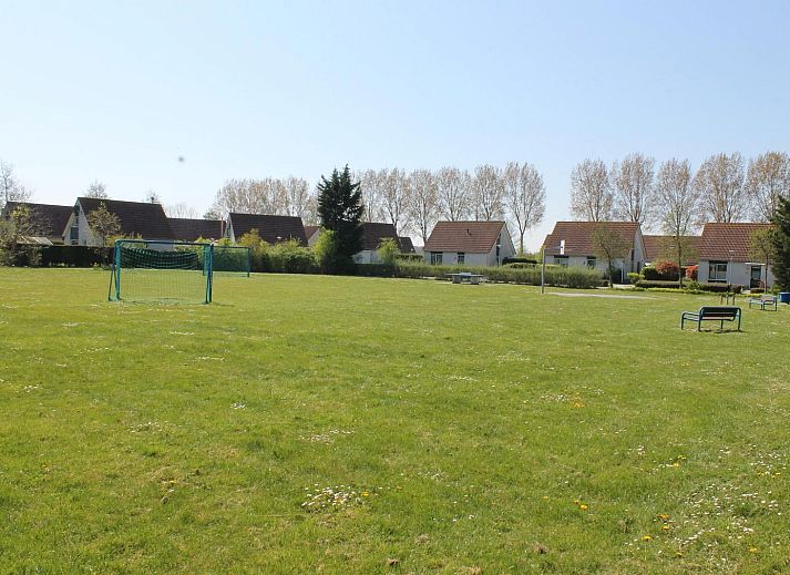 VZ967 Ferienhaus in Breskens, modernes Esszimmer und Kueche in Zeeuws-Vlaanderen, Zeeland.