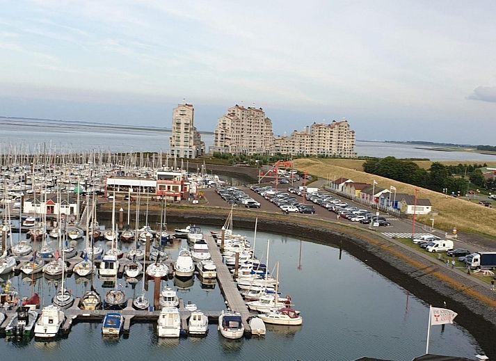 VZ967 Ferienhaus in Breskens, modernes Esszimmer und Kueche in Zeeuws-Vlaanderen, Zeeland.