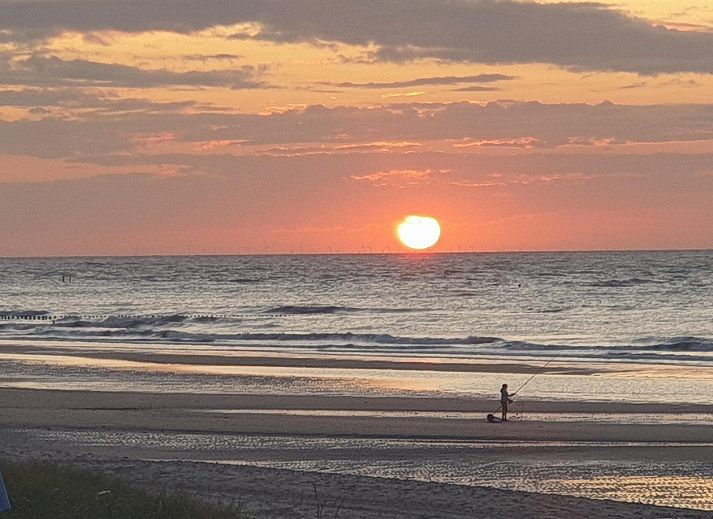 VZ967 Ferienhaus in Breskens, modernes Esszimmer und Kueche in Zeeuws-Vlaanderen, Zeeland.