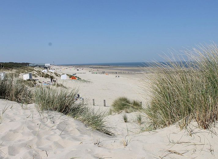 VZ967 Ferienhaus in Breskens, Esszimmer mit Gartenblick in Zeeuws-Vlaanderen, Zeeland.