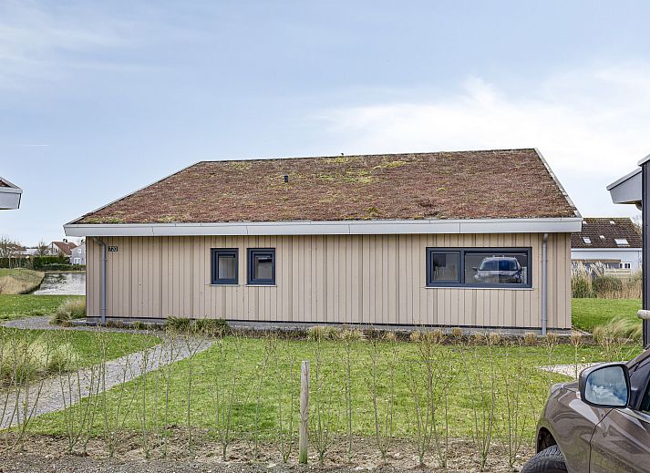 Vrijstaande woning in Breskens met uitzicht op een vijver, gelegen in het groene Zeeuws-Vlaanderen, ideaal voor een ontspannen vakantie.