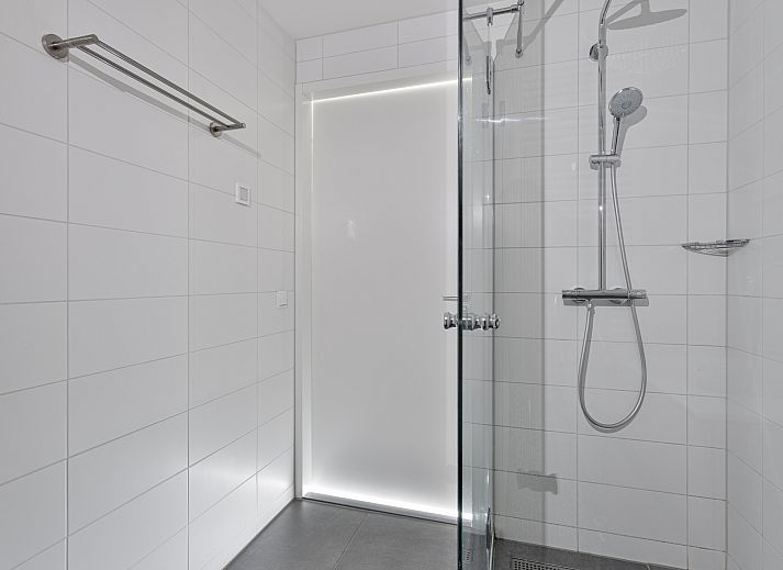 Heldere entree van de Vrijstaande woning in Breskens, vakantiehuis in Zeeuws-Vlaanderen, met moderne inrichting en toegang tot de woonkamer.