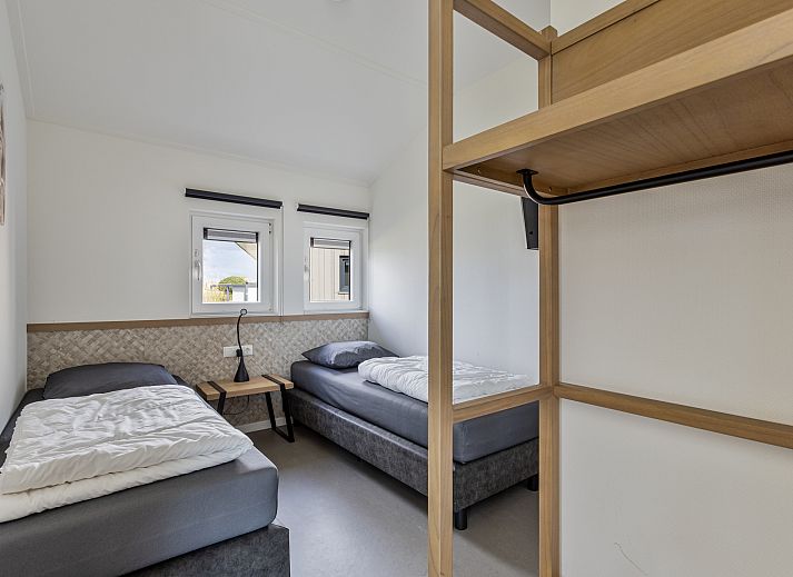 Heldere entree van de Vrijstaande woning in Breskens, vakantiehuis in Zeeuws-Vlaanderen, met moderne inrichting en toegang tot de woonkamer.