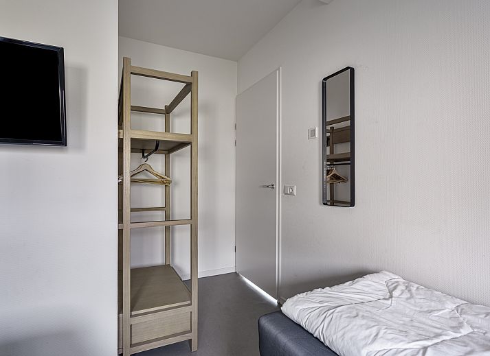 Heldere entree van de Vrijstaande woning in Breskens, vakantiehuis in Zeeuws-Vlaanderen, met moderne inrichting en toegang tot de woonkamer.