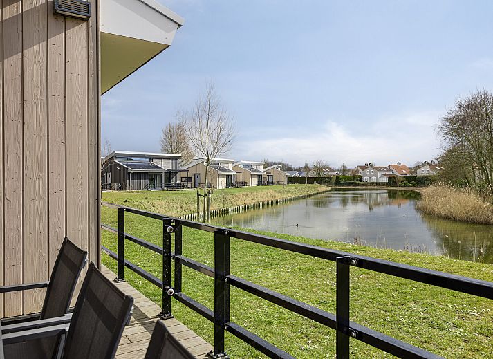 Stijlvolle woonkamer in de Vrijstaande woning in Breskens, Zeeuws-Vlaanderen, met modern interieur en comfortabele zithoek.