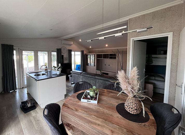 Vrijstaande woning in Breskens, een charmant vakantiehuis in Zeeuws-Vlaanderen, Zeeland met een uitnodigend terras en serene omgeving.