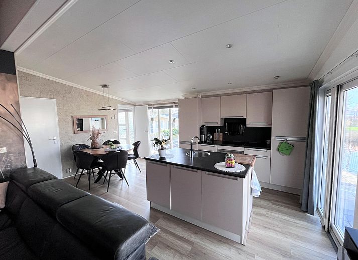 Vrijstaande woning in Breskens, een charmant vakantiehuis in Zeeuws-Vlaanderen, Zeeland met een uitnodigend terras en serene omgeving.