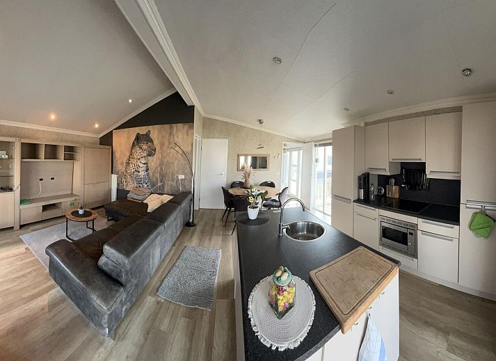 Vrijstaande woning in Breskens, een charmant vakantiehuis in Zeeuws-Vlaanderen, Zeeland met een uitnodigend terras en serene omgeving.