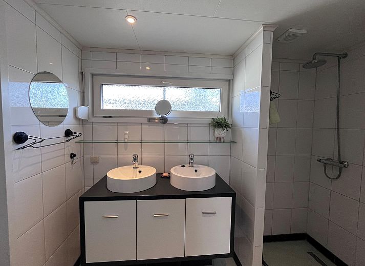 Stijlvolle binnenruimte van Vrijstaande woning in Breskens, een vakantiehuis in Breskens, Zeeuws-Vlaanderen met moderne keuken en gezellige eetkamer.