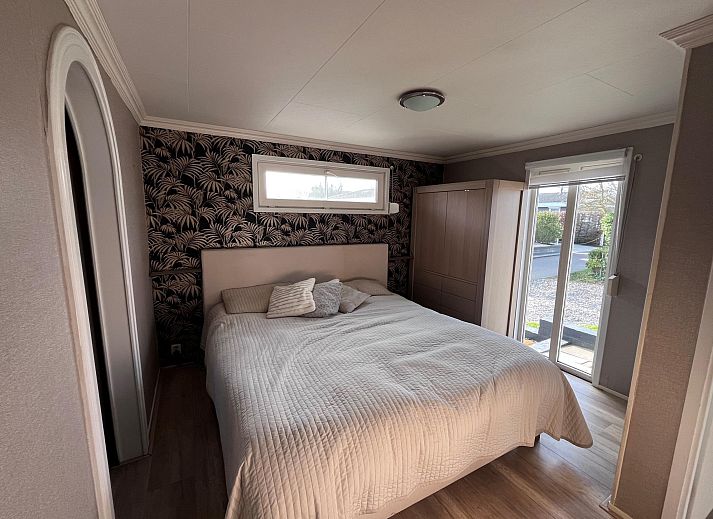 Stijlvolle binnenruimte van Vrijstaande woning in Breskens, een vakantiehuis in Breskens, Zeeuws-Vlaanderen met moderne keuken en gezellige eetkamer.