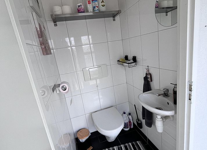 Stijlvolle binnenruimte van Vrijstaande woning in Breskens, een vakantiehuis in Breskens, Zeeuws-Vlaanderen met moderne keuken en gezellige eetkamer.