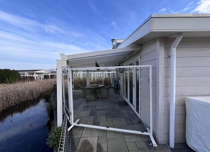 Stijlvolle binnenruimte van Vrijstaande woning in Breskens, een vakantiehuis in Breskens, Zeeuws-Vlaanderen met moderne keuken en gezellige eetkamer.