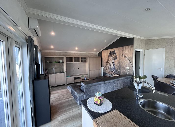 Moderne binnenruimte van Vrijstaande woning in Breskens, vakantiehuis in Zeeuws-Vlaanderen, Zeeland met stijlvolle inrichting en comfortabele zithoek.