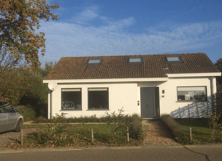 Cottage in Breskens, vacation home with garden path and green surroundings in Zeeuws-Vlaanderen, Zeeland.