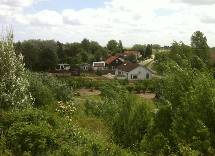 Cottage in Breskens, vacation home with garden path and green surroundings in Zeeuws-Vlaanderen, Zeeland.