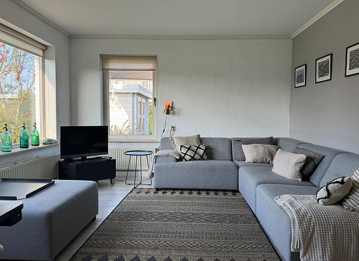 Cottage in Breskens, vacation home with garden path and green surroundings in Zeeuws-Vlaanderen, Zeeland.