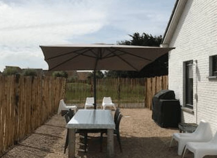 Beach and sea nearby Cottage in Breskens, vacation home in Zeeuws-Vlaanderen, Zeeland.