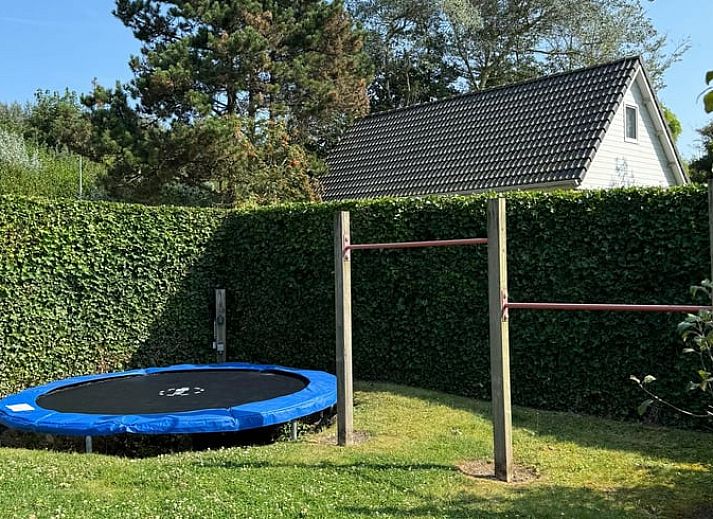 Cozy living room in Cottage in Breskens, vacation home in Zeeuws-Vlaanderen, Zeeland with comfortable sofas.
