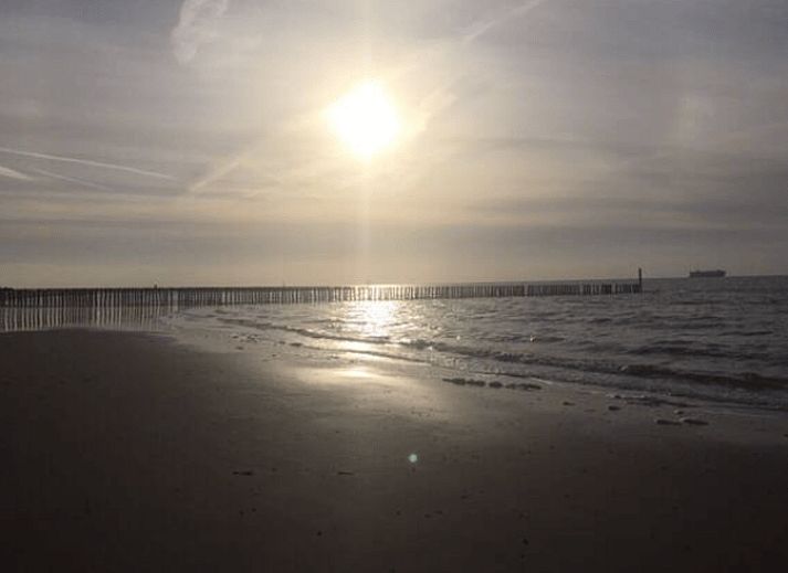 Cozy living room in Cottage in Breskens, vacation home in Zeeuws-Vlaanderen, Zeeland with comfortable sofas.
