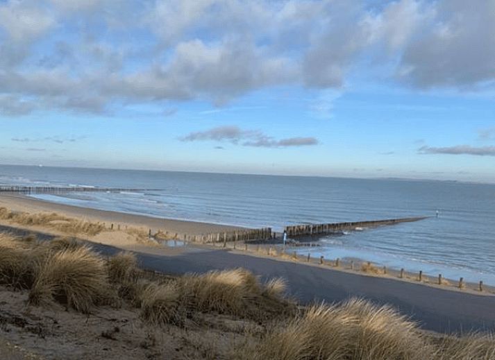 Cozy living room in Cottage in Breskens, vacation home in Zeeuws-Vlaanderen, Zeeland with comfortable sofas.