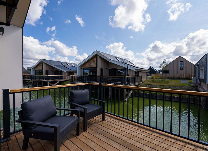 Luchtfoto van Vrijstaande woning in Breskens, vakantiehuis in Zeeuws-Vlaanderen met uitzicht op water en moderne architectuur.